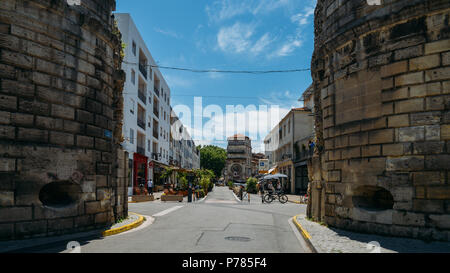 Ad Arles Francia - Giugno 16th, 2018: turisti sulla strada del centro storico di Arles, antica città romana e comune nel sud della Francia in pro Foto Stock