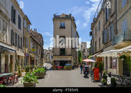 Ad Arles Francia - Giugno 16th, 2018: turisti sulla strada del centro storico di Arles, antica città romana e comune nel sud della Francia in pro Foto Stock