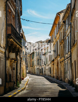 Le piccole stradine strette nella pittoresca città provenzale di Arles, sul fiume Rodano. Foto Stock