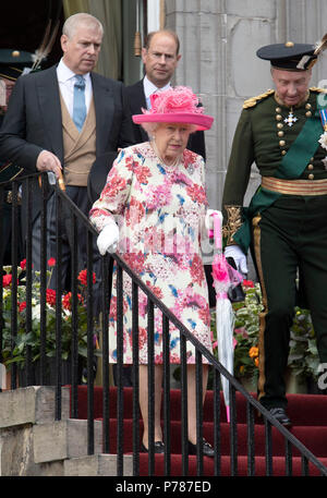 La regina Elisabetta II, accompagnata dal Duca di York (sinistra) e Conte di Wessex (a destra), come ella ospita un party in giardino presso il Palazzo di Holyroodhouse di Edimburgo. Foto Stock