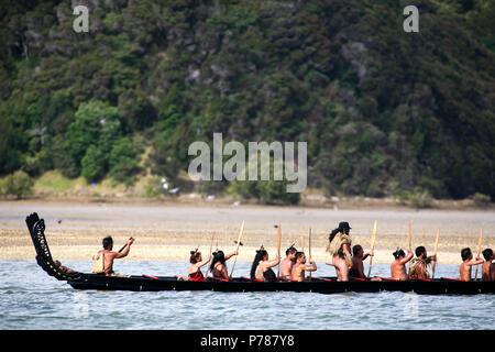 Maori waka sul fiume Waitangi in Waitangi, Nuova Zelanda Foto Stock