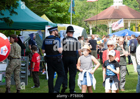 Un funzionario di polizia e di pattuglia PCSO motivi di Alexandra Park durante una delle forze armate evento della durata di un giorno, Hastings, east sussex, Regno Unito Foto Stock