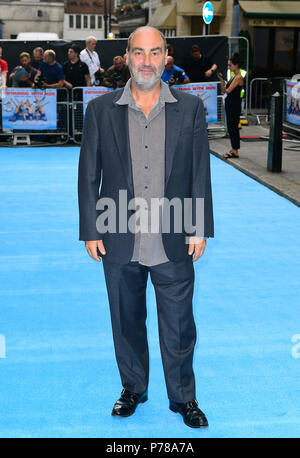 Regista Oliver Parker che frequentano il nuoto con gli uomini premiere detenute a Curzon Mayfair, Londra. Foto Stock