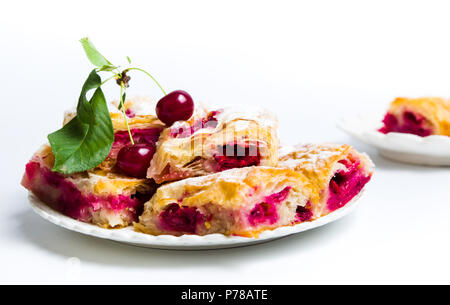 In casa la ciliegia frutta dolce fette di torta su una piastra Foto Stock