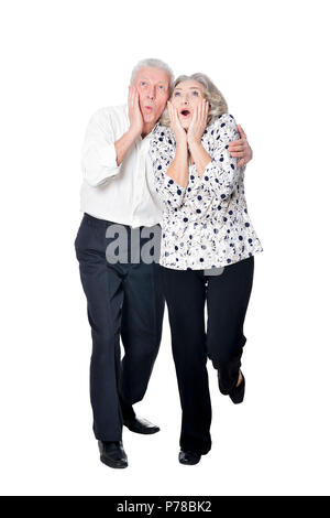 Ritratto di sorpreso coppia senior in posa isolato Foto Stock