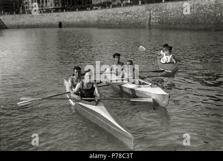 51 Piragüismo en el río dell'Urumea a la altura de Puente de María Cristina (3 de 8) - Fondo Car-Kutxa Fototeka Foto Stock