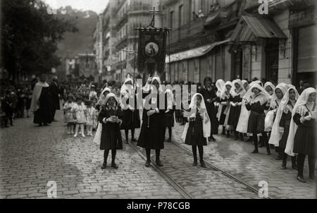 53 Procesión del Corpus que atraviesa las calles Hernani y Loiola y se dirige a la Catedral del Buen Pastor (3 de 5) - Fondo Car-Kutxa Fototeka Foto Stock