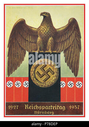 Vintage degli anni trenta Propaganda nazista di Norimberga i raduni di Norimberga festeggia i dieci anni con aquila tedesca e nazista con la svastica su un discorso nero podio Reichsparteitage Reichsparteitag cartolina Hoffmann poster Germania Foto Stock