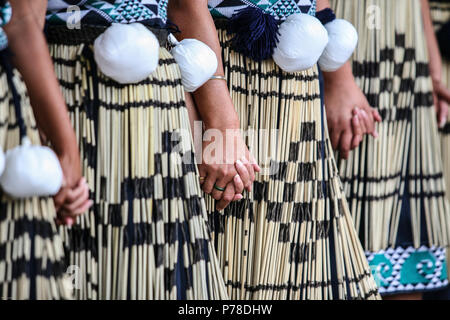 Femmina esecutori Maori a Waitangi Day celebrazioni a Waitangi, Nuova Zelanda Foto Stock