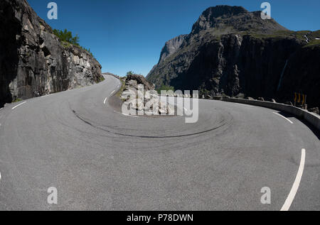 Un tornante sulla Trollstigen Pass, Norvegia Foto Stock