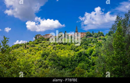 Vista sul villaggio di artista e di Mountain Village Groznjan, Istria, Croazia, Europa Foto Stock