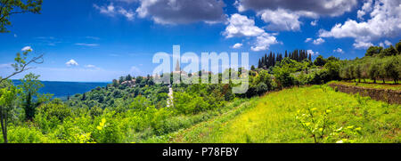 Vista sul villaggio di artista e di Mountain Village Groznjan, Istria, Croazia, Europa Foto Stock