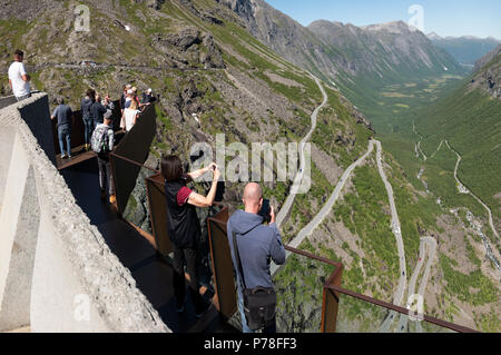 La piattaforma di visualizzazione nella parte superiore della Trollstigen pass, Norvegia Foto Stock