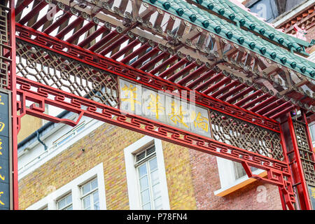 Ingresso di Londra Chinatown con un cartello che diceva il suo nome in cinese mandarino Foto Stock