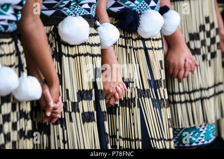 Femmina esecutori Maori a Waitangi Day celebrazioni a Waitangi, Nuova Zelanda Foto Stock