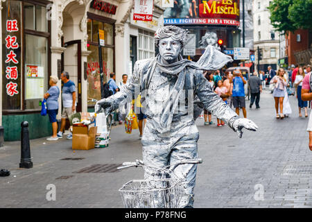 London, Regno Unito - 22 Giugno 2018 - artista di strada di eseguire la statua vivente nella Chinatown di Londra Foto Stock