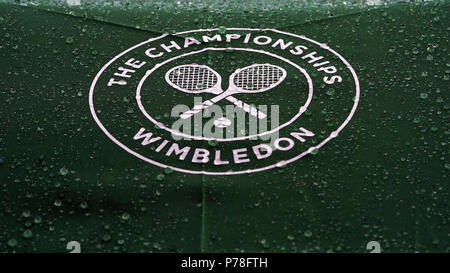 Le gocce di pioggia su un ombrello ufficiale il giorno tre i campionati di Wimbledon al All England Lawn Tennis e Croquet Club, Wimbledon. Foto Stock