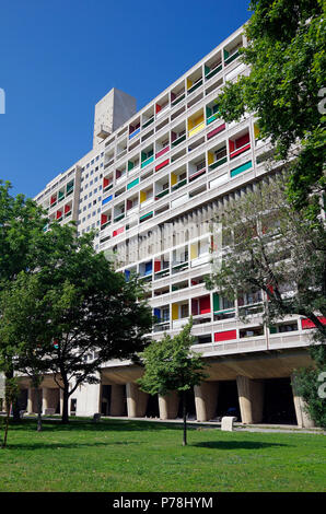 Oriente elevazione dell'Unité d'abitazione, un edificio di appartamenti a Marsiglia, architetto Le Corbusier, un pioniere della moderna architettura. Foto Stock