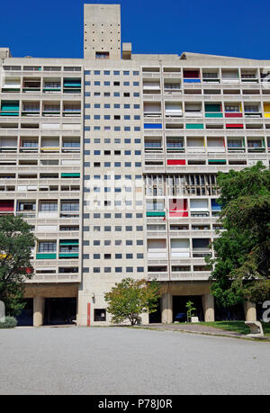 Oriente elevazione dell'Unité d'abitazione, un edificio di appartamenti a Marsiglia, architetto Le Corbusier, un pioniere della moderna architettura. Foto Stock