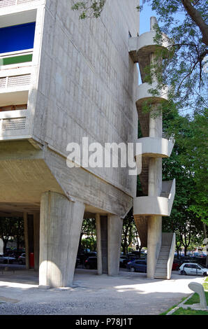 Scala di fuga della Unité d'abitazione, un edificio di appartamenti a Marsiglia, architetto Le Corbusier, un pioniere della moderna architettura. Foto Stock