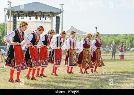 Kranevo, Bulgaria - 10 Giugno 2018: la gente nel folclore autentico costume in un prato danze bulgare di danza tradizionale di Nome Horo Foto Stock