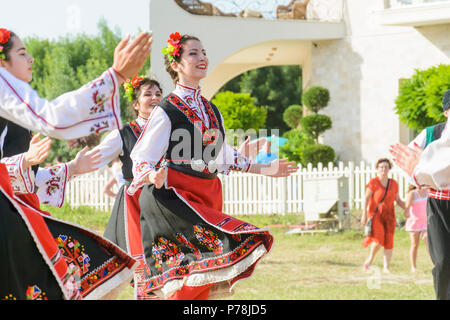 Kranevo, Bulgaria - 10 Giugno 2018: la gente nel folclore autentico costume in un prato danze bulgare di danza tradizionale di Nome Horo Foto Stock