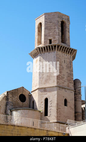 La romanica chiesa di St Laurent, Marsiglia, in Le Panier storico quartiere arroccato su una collina che si affaccia sul Forte di St Jean & il Vieux Port. Foto Stock