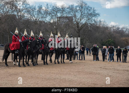 London, Regno Unito - 18 Gennaio 2018: membri del Queens Royal Horse Guards vestito in tradizionale divisa rossa, su cavalli, equitazione al chan Foto Stock