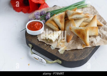 Filo deliziosa pasticceria torte con patate e tonno Foto Stock