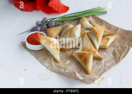 Delizioso il greco filo pasticceria torte con patate e tonno Foto Stock