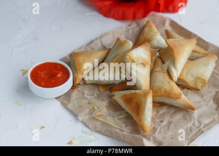 Filo deliziosa pasticceria torte con patate e tonno Foto Stock