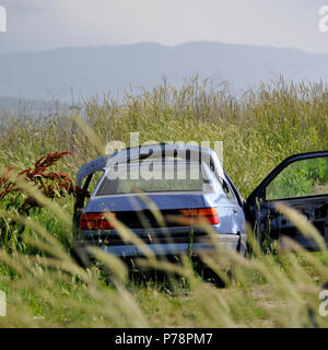 Auto abbandonate dopo un incidente nel campo di mestnosti rurale Foto Stock