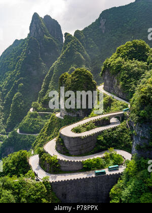 Crazy infinite ventoso strada in montagna Tianmen, Cina Foto Stock