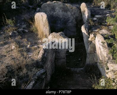 Tomba megalitica. Dolmen di de la Mina de Farangortea. Vicino a Artajona. La Navarra. Foto Stock