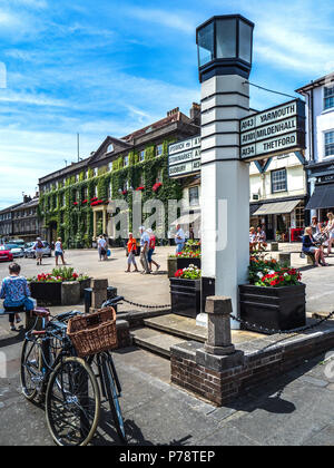 Bury St Edmunds - Pilastro di sale illuminate cartello stradale su Angel Hill. Costruito nel 1935, progettato da Basil Oliver internazionale in stile moderno. Foto Stock