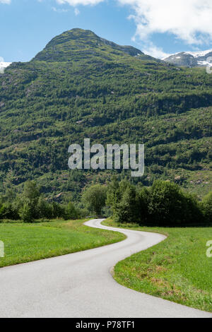 Una strada sopra Olden in alta valle, Norvegia Foto Stock