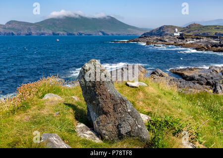 Piccola pietra permanente e Valentia Island Lighthouse in background, nella contea di Kerry, Irlanda Foto Stock