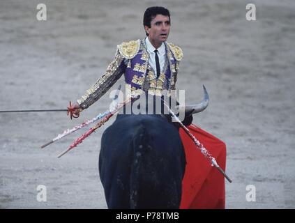 ORTEGA CANO , JOSE MATADOR DE TOROS ESPAÑOL . CARTAGENA 1953 DESPLANTE;. Foto Stock