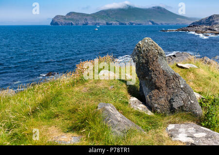 Piccola pietra permanente e Valentia Island Lighthouse in background, nella contea di Kerry, Irlanda Foto Stock