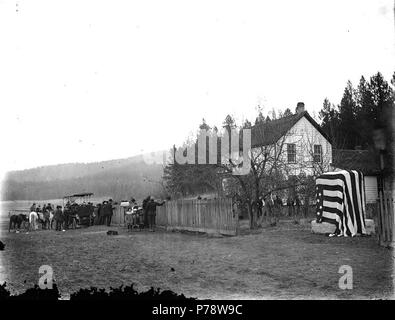 . Inglese: dedicazione di una stele commemorativa della missione indiana sulla Chamokane Creek, Contea di Spokane, Washington, 1908. Inglese: dedicazione di un monumento commemorativo a Tshimakain commemora la creazione di una missione tra gli Indiani di Spokane per questi motivi dal Reverends Cushing Eells e Elkanah Walker da sett. 1838 a marzo 1848. Eells home in background. Monumento eretto dalla stato storico della società e le chiese della Congregazione di Washington. Soggetti (LCTGM): Dediche--Washington (stato)--Chamokane Creek; monumenti e memoriali--Washington (stato)--Chamokane Creek missioni;--W Foto Stock