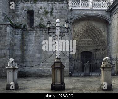 ARTE gotico. ESPAÑA. CATEDRAL DEL SALVADOR. Vista parcial del templo con la PORTADA DE LOS APOSTOLES o puerta norte, obra del siglo XIII. AVILA. Castiglia-león. Foto Stock