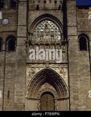 ARTE gotico. ESPAÑA. CATEDRAL DEL SALVADOR. Iniciada en el Siglo XII en estilo romanico y concluida en el XIV en estilo gótico. Detalle de la portada principal. AVILA. Castiglia-león. Foto Stock