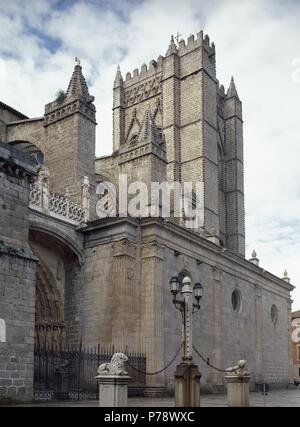 ARTE gotico. ESPAÑA. CATEDRAL DEL SALVADOR. Iniciada en el Siglo XII en estilo romanico y concluida en el XIV en estilo gótico. Vista del esterno. AVILA. Castiglia-león. Foto Stock