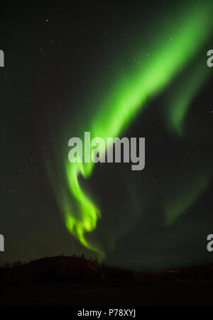 Aurora boreale sopra la montagna sulle Isole Lofoten - Norvegia Foto Stock