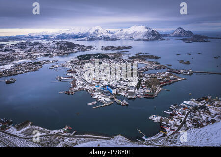 Villaggio di Pescatori dal di sopra. Isole Lofoten in inverno - Norvegia Foto Stock
