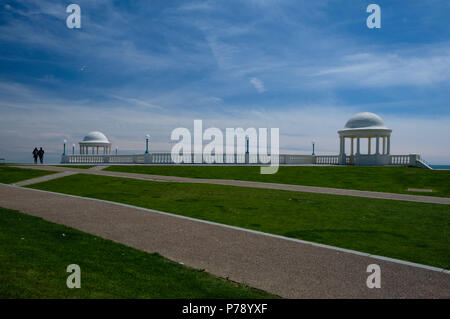 Il colonnato (aka King George V colonnato) dal lungomare a Bexhill, fu costruito più di cento anni fa ed è un edificio classificato Grade II Foto Stock