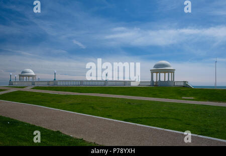 Il colonnato (aka King George V colonnato) dal lungomare a Bexhill, fu costruito più di cento anni fa ed è un edificio classificato Grade II Foto Stock