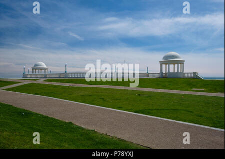 Il colonnato (aka King George V colonnato) dal lungomare a Bexhill, fu costruito più di cento anni fa ed è un edificio classificato Grade II Foto Stock