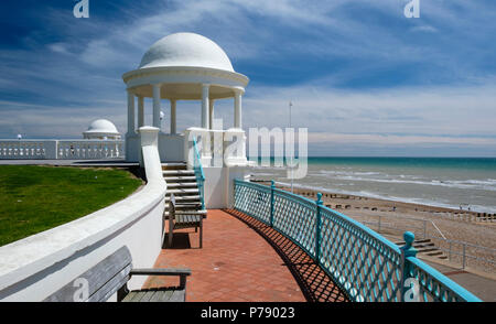 Il colonnato (aka King George V colonnato) dal lungomare a Bexhill, fu costruito più di cento anni fa ed è un edificio classificato Grade II Foto Stock