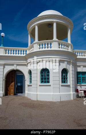 Il colonnato (aka King George V colonnato) dal lungomare a Bexhill, fu costruito più di cento anni fa ed è un edificio classificato Grade II Foto Stock